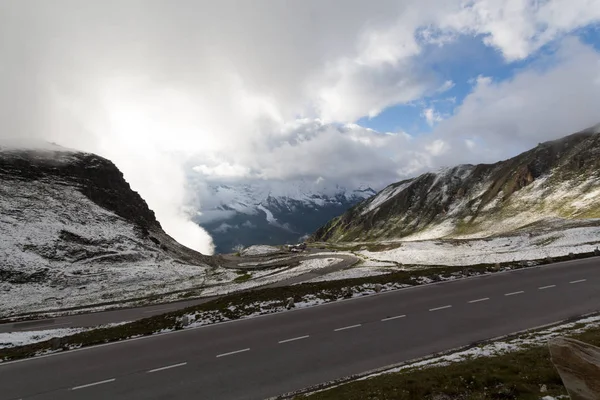 Yaz aylarında Alpleri'nde otomatik yol 