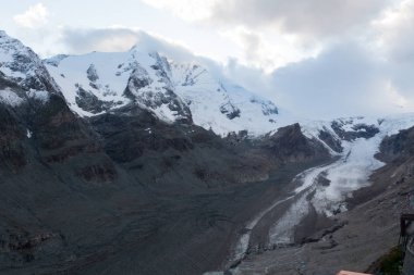 Avusturya Alpleri'nde yaz aylarında buzul
