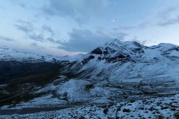 Západ slunce a měsíce v Alpách — Stock fotografie