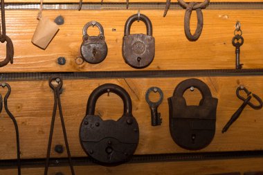 eski paslı anahtar ve kilitleri demirden yapılmış