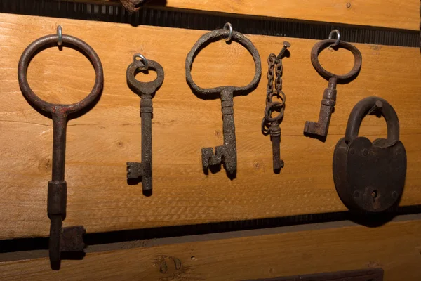 eski paslı anahtar ve kilitleri demirden yapılmış