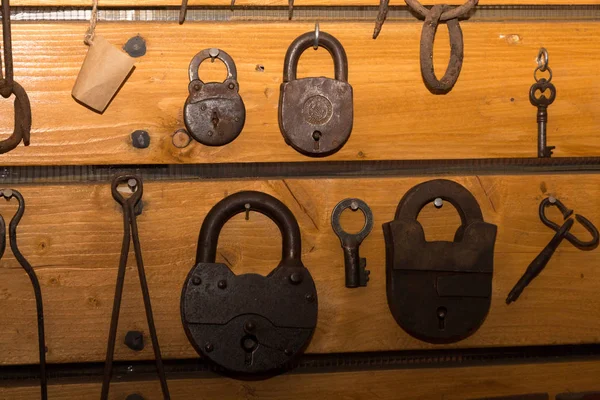 eski paslı anahtar ve kilitleri demirden yapılmış