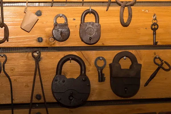 eski paslı anahtar ve kilitleri demirden yapılmış