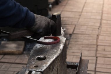 Isıtılmış kırmızı çubuktan at nalı yapmak