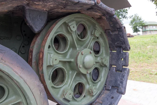 Grande roda verde de tanque blindado — Fotografia de Stock