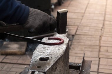 Isıtılmış kırmızı çubuktan at nalı yapmak