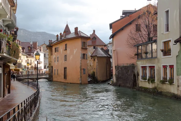 Route, lumières, maisons de différentes couleurs, portes, fenêtres et boisseaux — Photo