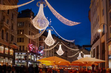 Avusturya, Viyana: 24 Kasım 2019 - Viyana 'daki merkez akşam caddeleri. Yeni yıl ve yılbaşı süsü. Avrupa 'nın Yeni Yıl Işığı.   