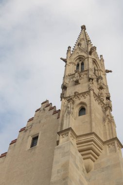 Bratislava, Slovakya 25 Kasım 2019 - Eski Bratislava şehrinde yürüyüş, şehir manzarası.