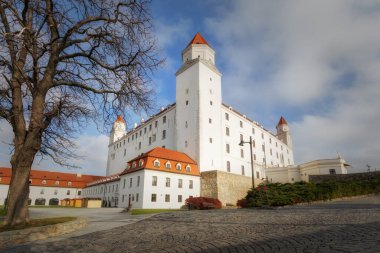 Bratislava, Slovakya: 25 Kasım 2019 - Bratislava 'daki merkez kale. Slovakya Cumhuriyeti Ulusal Kültür Anıtı