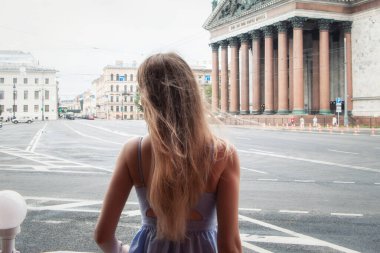 St. Petersburg 'daki St. Isaac Katedrali' nin önünde bir kız duruyor.
