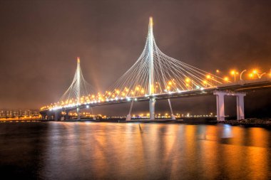 St. Petersburg, Rusya - St. Petersburg 'da gece kablolu köprü manzarası. Aydınlatılmış gece köprüsü