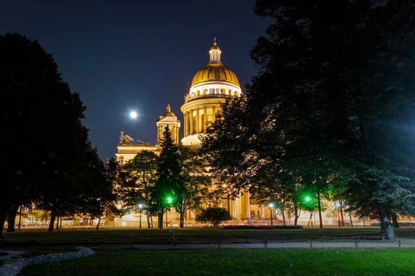 St. Isaac Katedrali 'nin manzarası ay ışığında bir yaz gecesi, St. Petersburg, Rusya. Gece Petersburg
