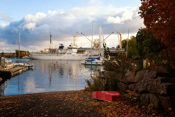 フィンランド コッカ 2019年10月5日 秋の公園 サポッカ 公園内のヨットの秋の景色 — ストック写真