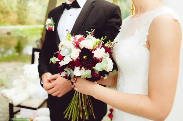 Grande bouquet da sposa prima della cerimonia . — Foto Stock