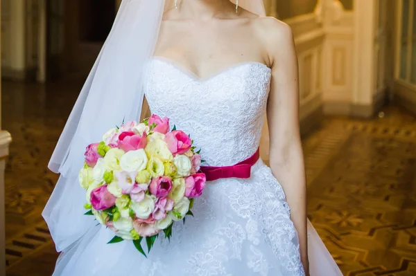 Schöne Braut mit Blumenstrauß vor der Trauung — Stockfoto