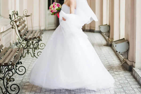 Beautiful bride with bouquet before wedding ceremony — Stock Photo, Image