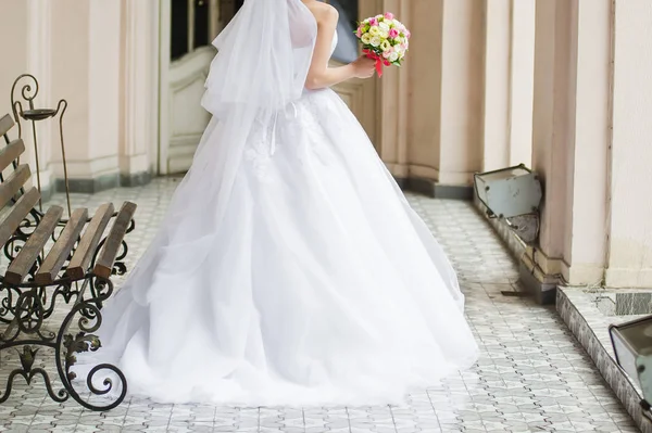 Beautiful bride with bouquet before wedding ceremony — Stock Photo, Image