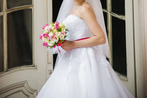 Mooie bruid met boeket voordat de ceremonie van het huwelijk — Stockfoto