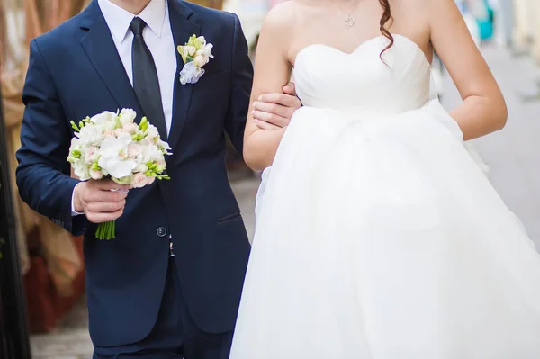 Belle mariée avec bouquet avant la cérémonie de mariage — Photo