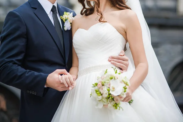 Hermosa novia con ramo antes de la ceremonia de boda —  Fotos de Stock