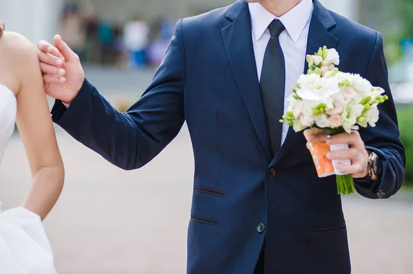 Bela noiva com buquê antes da cerimônia de casamento — Fotografia de Stock