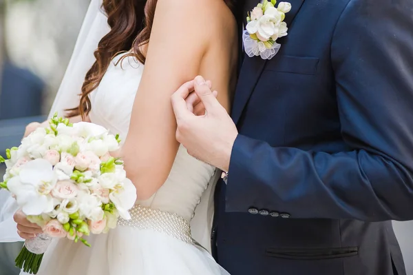 Beautiful bride with bouquet before wedding ceremony — Stock Photo, Image