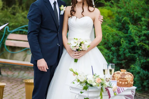 Mooie bruid met boeket voordat de ceremonie van het huwelijk — Stockfoto