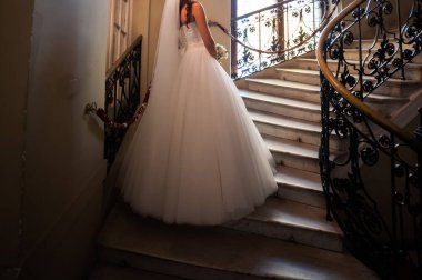 Güzel gelin buketi önce düğün töreni ile