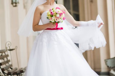 Güzel gelin buketi önce düğün töreni ile