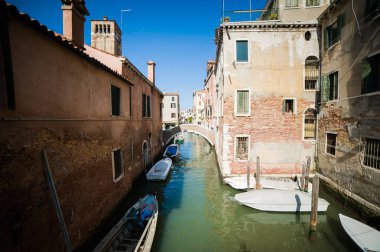 Venedik kuzeydoğu İtalya ve Veneto bölgesinin başkenti bir şehirdir.