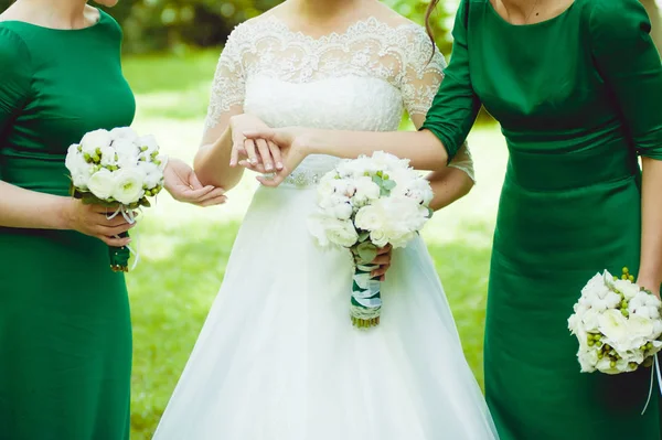 Hermosa novia con ramo antes de la ceremonia de boda — Foto de Stock