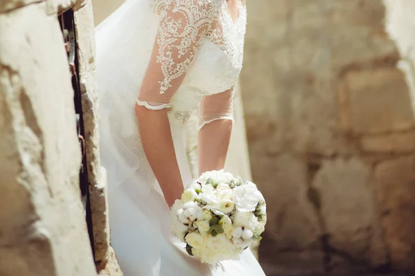 Beautiful bride with bouquet before wedding ceremony — Stock Photo, Image