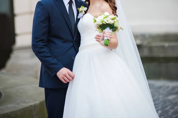 Bela noiva com buquê antes da cerimônia de casamento — Fotografia de Stock