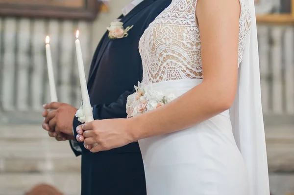 Novio con novia antes de la ceremonia de boda — Foto de Stock