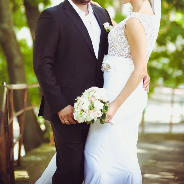 Güzel gelin buketi önce düğün töreni ile