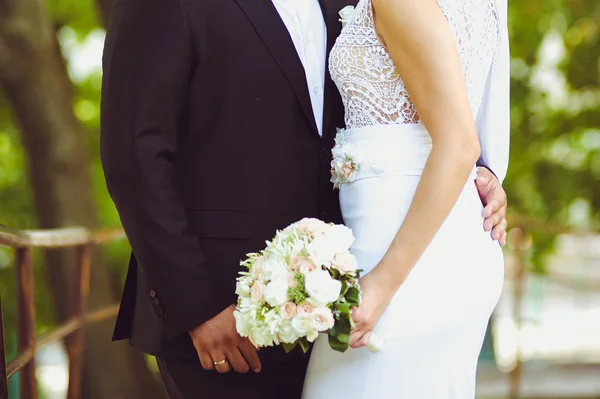 Pięknej narzeczonej z bukiet przed ślub — Zdjęcie stockowe