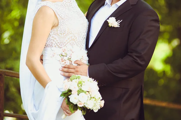 Bela noiva com buquê antes da cerimônia de casamento — Fotografia de Stock