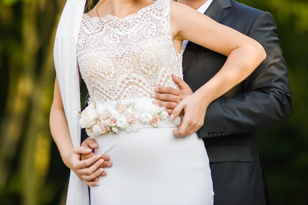 Novio con novia antes de la ceremonia de boda — Foto de Stock