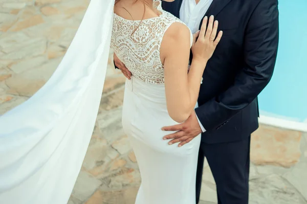 Brudgummen med bruden innan vigseln — Stockfoto