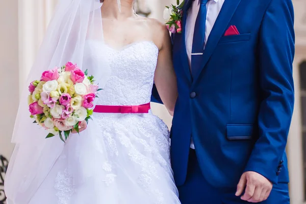 Hermosa novia con ramo antes de la ceremonia de boda — Foto de Stock