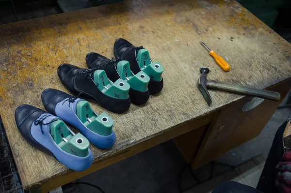Shoemaking é o processo de fazer calçado . — Fotografia de Stock