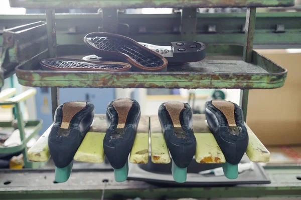 El calzado es el proceso de fabricación de calzado . — Foto de Stock