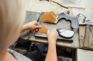 Ayakkabı için ayakkabı yapma işlemidir.