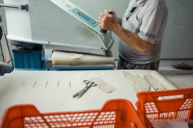 Ayakkabı için ayakkabı yapma işlemidir.