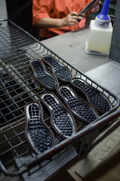 Shoemaking é o processo de fazer calçado . — Fotografia de Stock