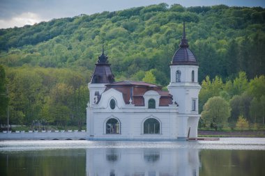 Ormanın içinde göl kenarında güzel kale