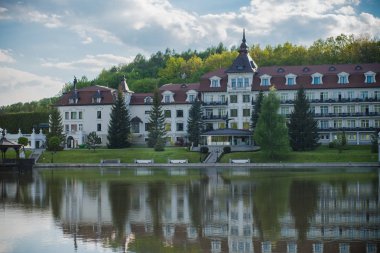 Ormanın içinde göl kenarında güzel kale