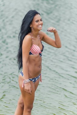 Kız ile Amerikan bayrağı sahilde