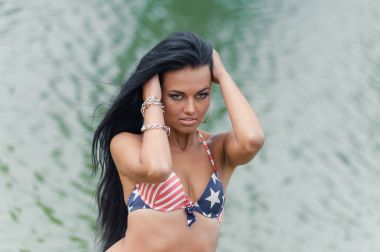 Kız ile Amerikan bayrağı sahilde